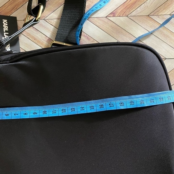 NWT Perfect travel bag or everyday bag! Great quality. - Picture 9 of 10